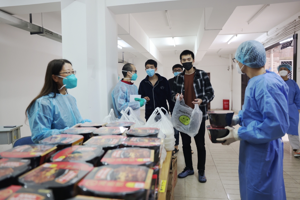 重庆医科大学请4500名师生免费吃火锅。受访单位供图