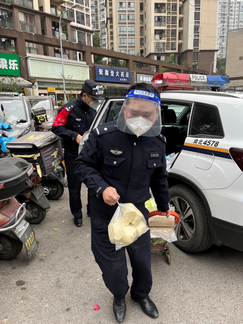 民警帮助市民吴先生转送生活物资。渝北区警方供图