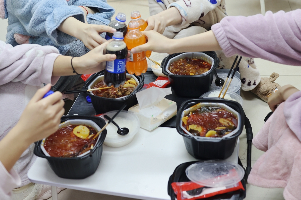吃上了！重庆医科大学为师生送去4500份自热火锅。受访单位供图