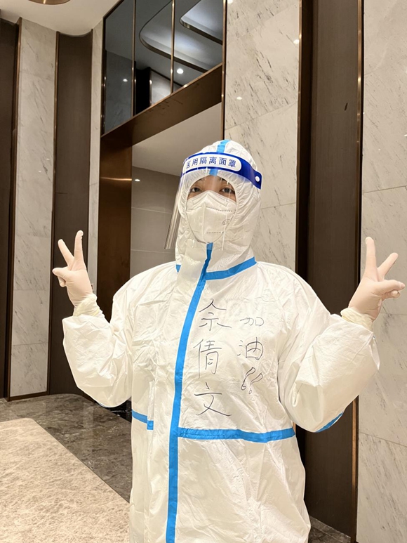 电脑报佘倩文每日入户为居民发放核酸检测试纸盒 电脑报佘倩文每日入户为居民发放核酸检测试纸盒