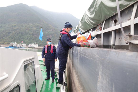 云阳海事部门帮助船员们购买物资。云阳县委宣传部供图 华龙网发