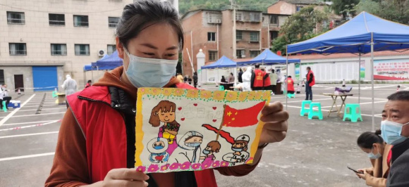 《小朋友送来的感谢画》 向江丽 摄 《小朋友送来的感谢画》 向江丽 摄