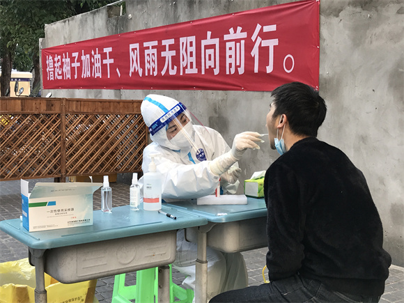 罗莹桂正在给居民做核酸采集。巫溪县人大常委会办公室供图 华龙网发