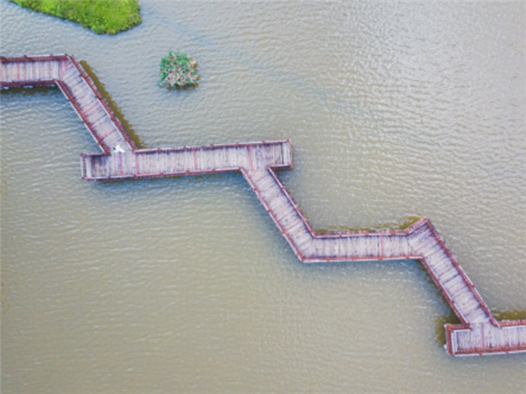 在海南省屯昌县拍摄的文赞生态湿地公园景色（无人机照片）。新华社记者 蒲晓旭 摄