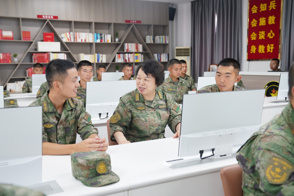 04—“星火”理论宣讲服务政治教员俞红与基层官兵畅谈体会。张永进摄.JPG