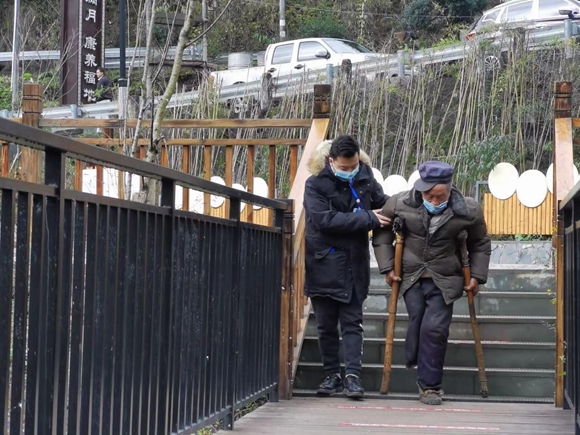 “三农”青年干部张瑞正通知小区居民进行核酸检测