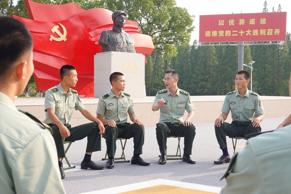 02—“星火”理论宣讲服务政治教员群体成员卢伟在“王克勤连”与基层官兵座谈。张永进摄