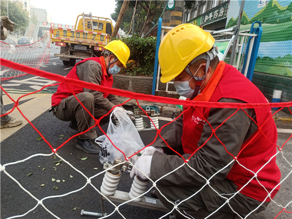 国网市区供电分公司高新供电中心开展应急抢修。重庆高新区改发局供图 华龙网发