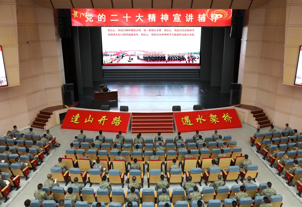 10—“星火”理论宣讲服务政治教员群体成员吴定平宣讲党的二十大精神。徐雅摄