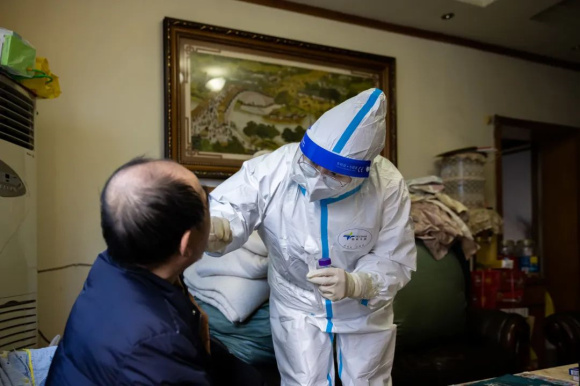 《入户检测》 梁万东 摄 《入户检测》 梁万东 摄