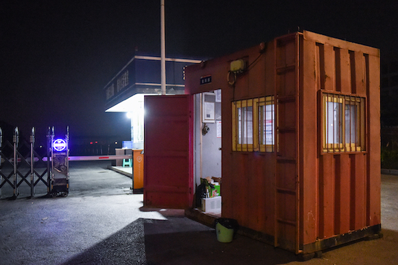 企业为驻守志愿者提供躲避风雨的集装箱小屋。汪媛颖 摄