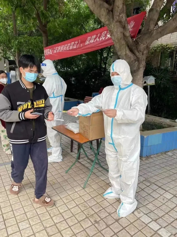 袁国虎在江北区五里店社区江南花苑负责维持核酸秩序,发放抗原物资 袁国虎在江北区五里店社区江南花苑负责维持核酸秩序,发放抗原物资