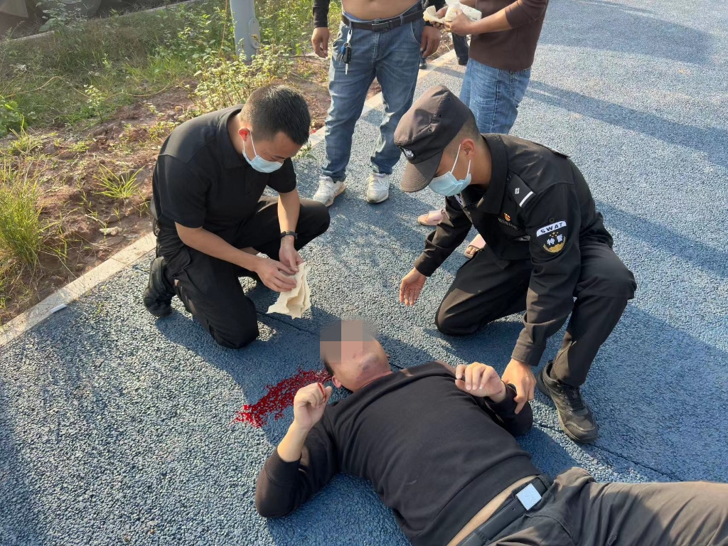 1民警为男子包扎伤口。重庆市璧山区警方供图