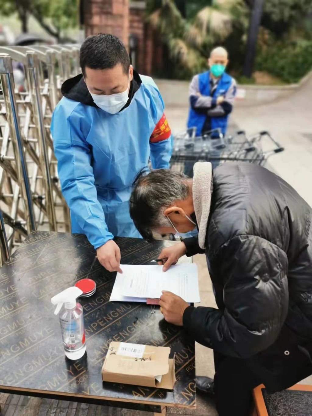 崔亚涛协助居民完善外出就医手续。受访者供图