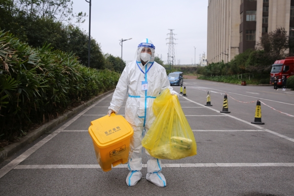 方尧正在清理医疗垃圾。通讯员 陈鑫林 摄