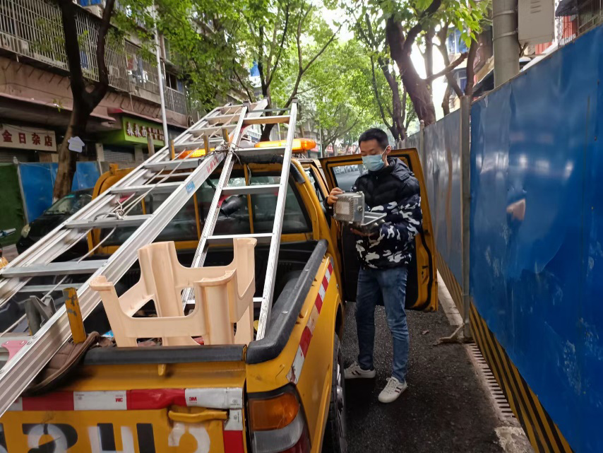 重庆广电组建关爱行动突击队，随时准备为居民上门服务。受访单位供图