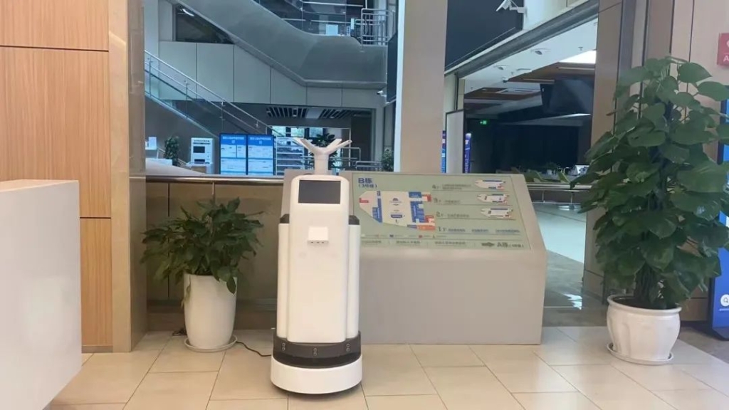 机器人正在充电。重庆高新区政务服务中心 供图