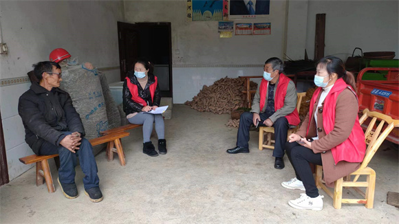 王世艳（右一）和驻村工作队了解村民疫情期间生活保障情况。巫溪县人大常委会办公室供图 华龙网发