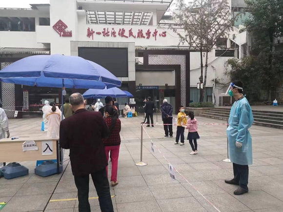 大渡口区新一社区，康红军在核酸检测采样点维护秩序。重庆市人民防空办公室供图  华龙网发