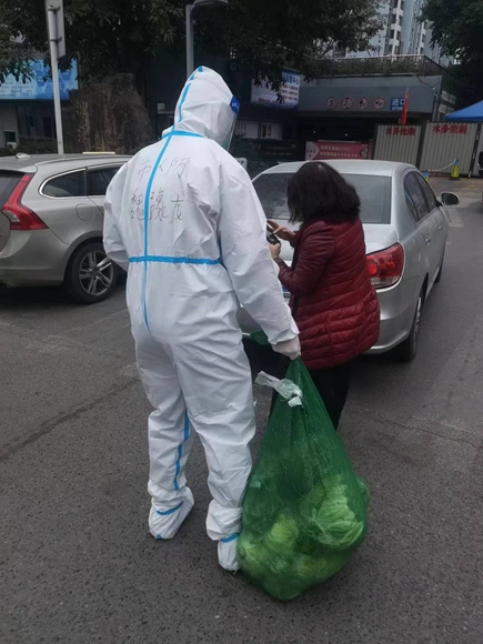 江北区观音桥街道大水井社区，魏豫龙正在锦绣嘉陵小区转运生活物资。重庆市人民防空办公室供图  华龙网发