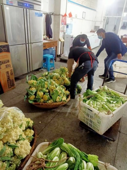 村民赠送的蔬菜运送到国丰实业公司食堂。涪陵区委宣传部供图 华龙网发