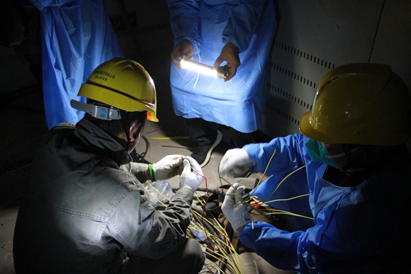 国网垫江供电公司工作人员在进行接电作业。国网重庆市公司供图 华龙网发