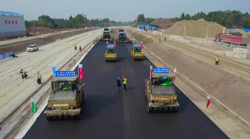 铜安高速公路项目三分部完成沥青路面下面层试验段铺设。铜梁区委宣传部供图 华龙网发