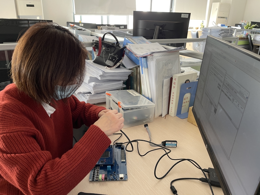 数字电路实验教学课程组教师测试维修 FPGA口袋实验平台。受访单位供图