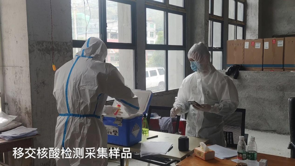 移交核酸检测采集样品。酉阳县消防救援大队供图 华龙网发
