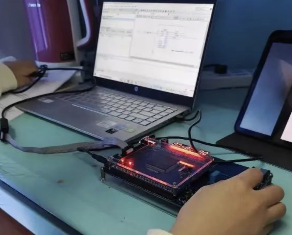 学生在宿舍使用FPGA实验平台完成实验。受访单位供图