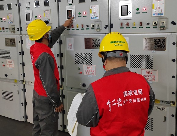 服务队队员正在巡视重要场所用电情况。国网重庆市区供电公司供图