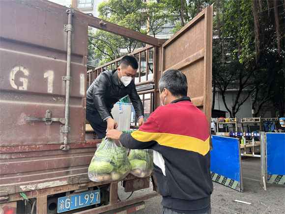 保供服务队正在配送“蔬菜包”。南岸区供销社供图 华龙网发