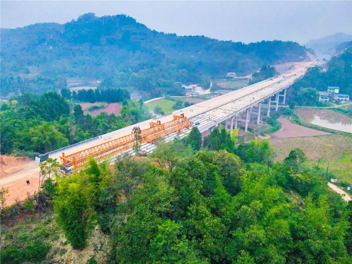 铜安高速（潼南段）卧佛镇香炉村大桥施工现场。记者 徐明鸣 供图