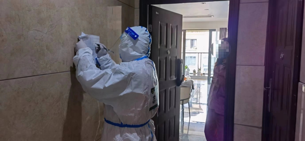 志愿者上门登记，对有孕妇、老人等特殊群体的家庭需求进行了解。受访者供图