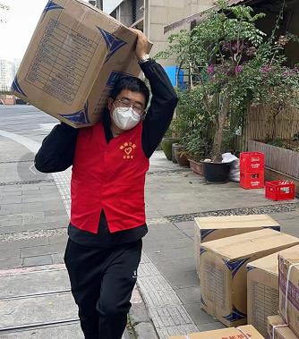 志愿者在搬运防疫物资。受访者供图