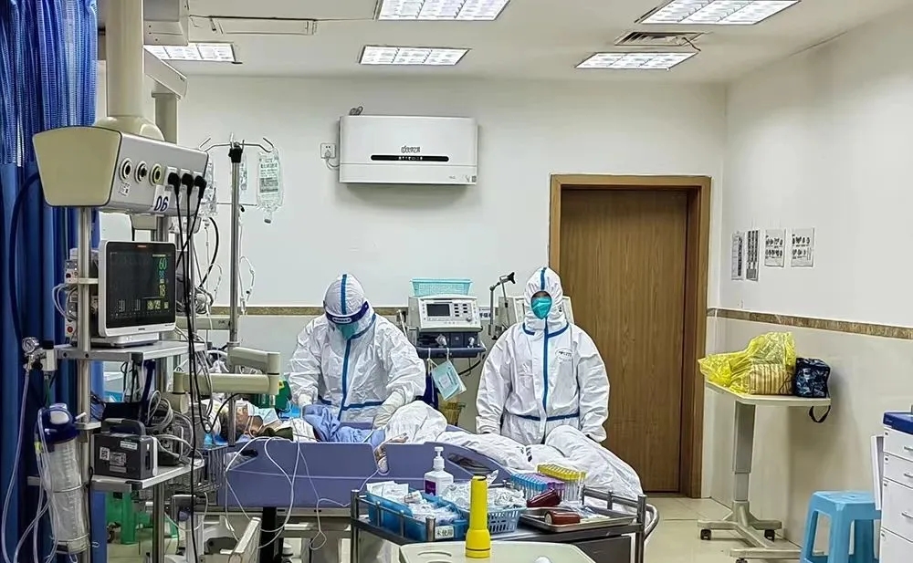 医护人员全副武装救治患者。重庆医科大学附属第一医院供图