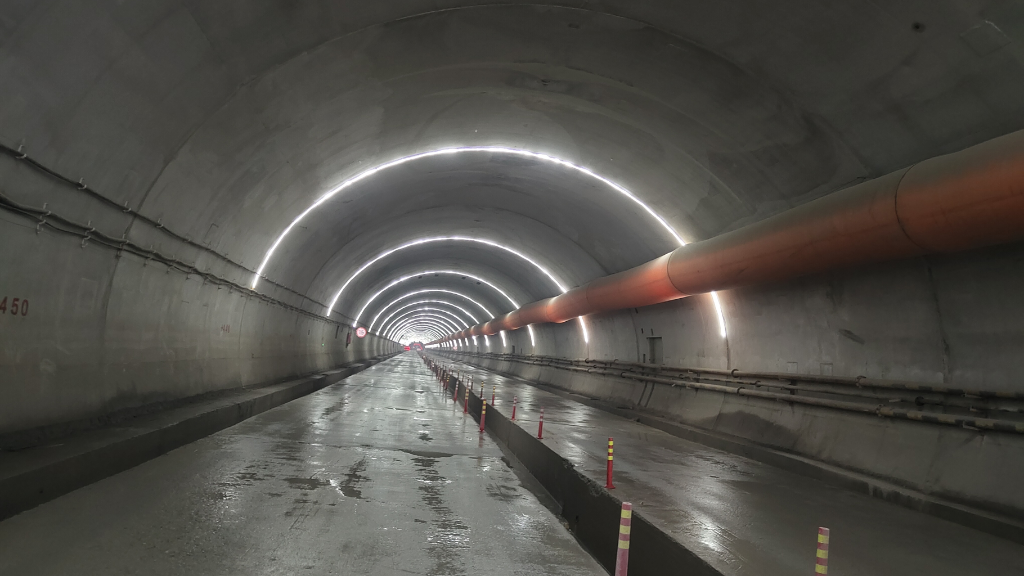 金凤隧道建设取得重大进展。重庆城投建设公司供图