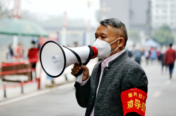 《社区劝导员》吴文高 摄