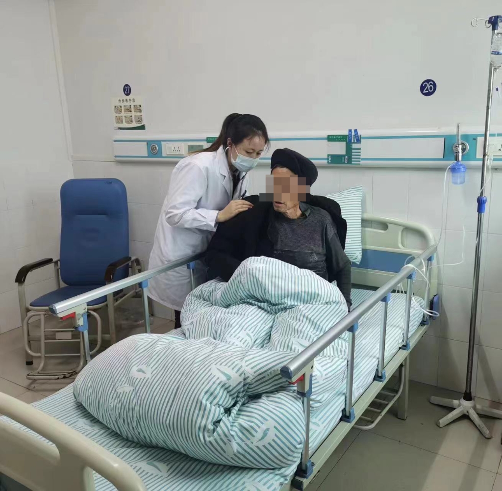 图四图四刘忠的妹妹刘俊霜在岗位上照顾病人。