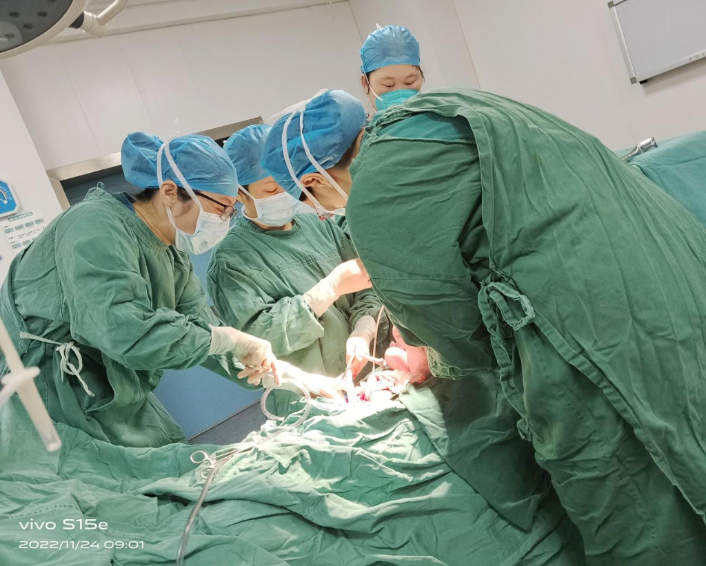 医护人员通过剖宫产手术顺利取出女婴。两江二院供图