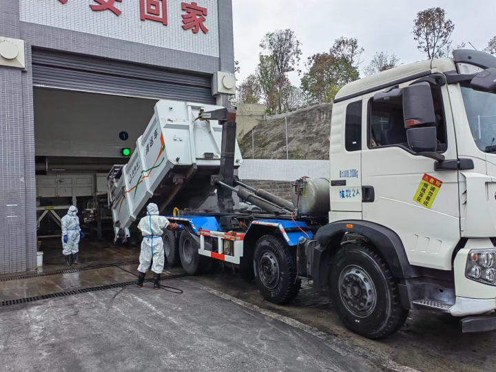 工作人员为垃圾清运车消杀。 九龙坡区城市管理局供图