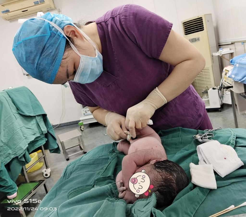 医护人员正在为女婴结扎脐带。两江二院供图