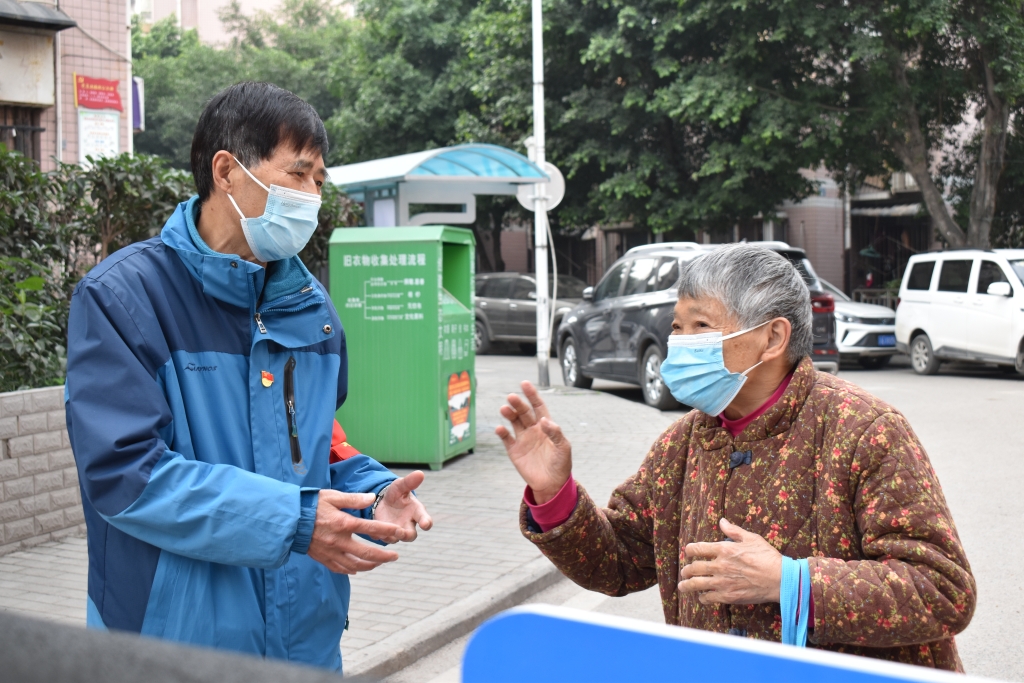 熊鸿猷在小区里给居民宣讲防疫知识。鸡冠石镇岩口社区供图