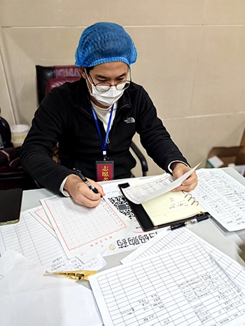 志愿者傅怀生正在对当天的志愿工作进行记录 受访者供图 华龙网发