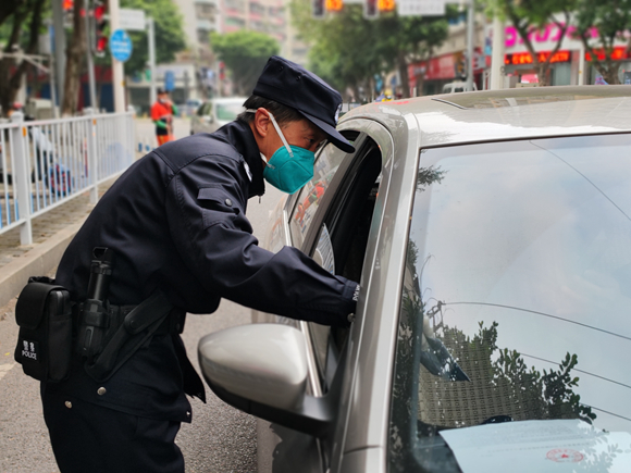 《卡口查验》杨清春 摄 《卡口查验》杨清春 摄