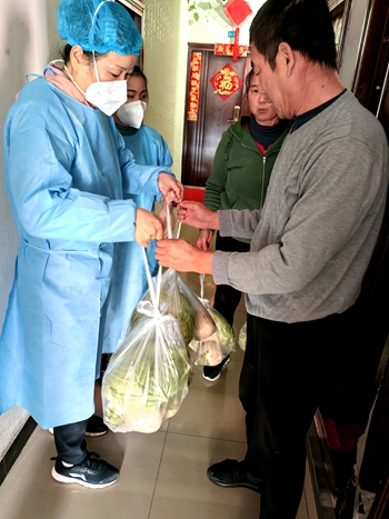 志愿者为困难业主送去爱心蔬菜包 受访者供图 华龙网发