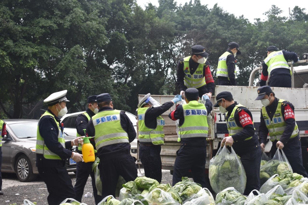 “多勤联动”队员们正在搬运蔬菜。渝北区警方供图