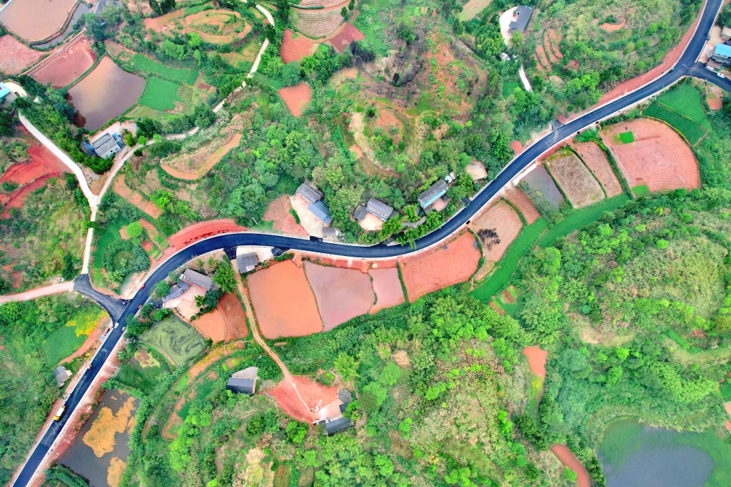 鸟瞰大足区乡村振兴道路。重庆高速集团通力公司供图
