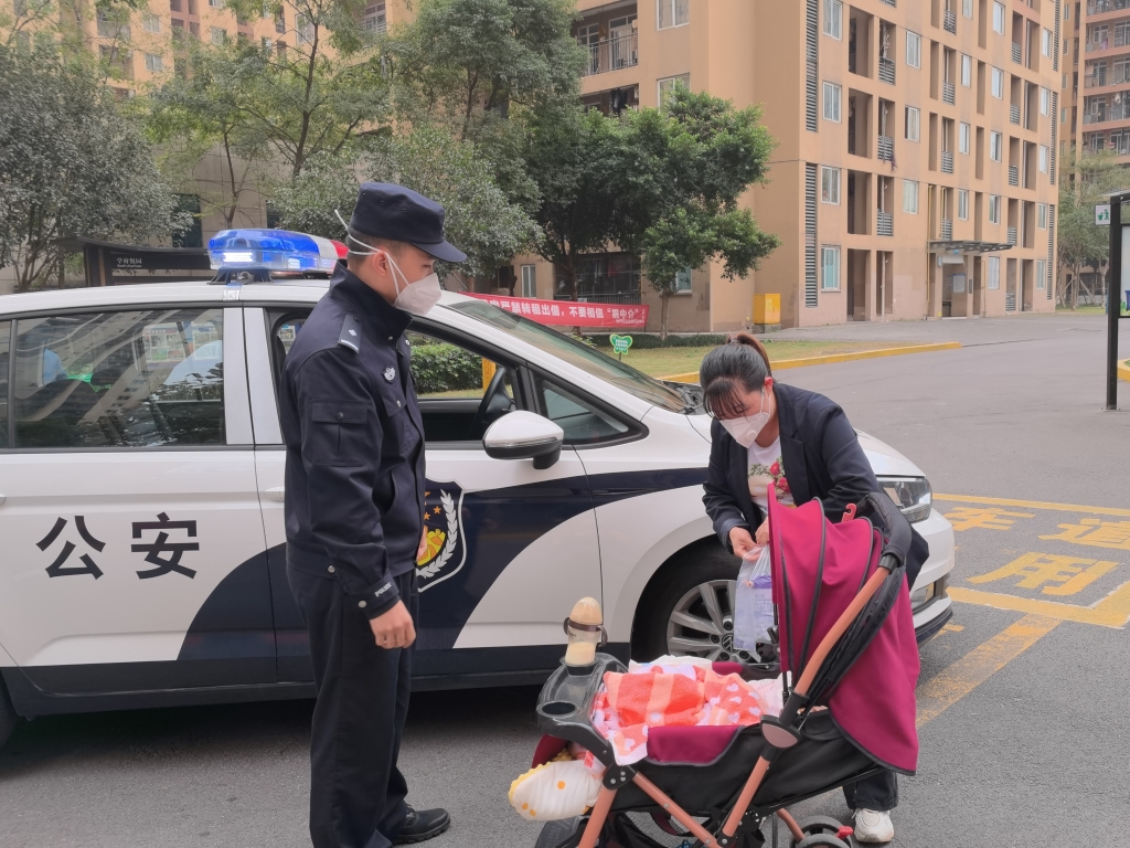 黄女士从民警手中接过奶粉。重庆市沙坪坝区警方供图