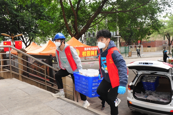 学生志愿者参加外围餐饮保障工作 学校供图 华龙网发